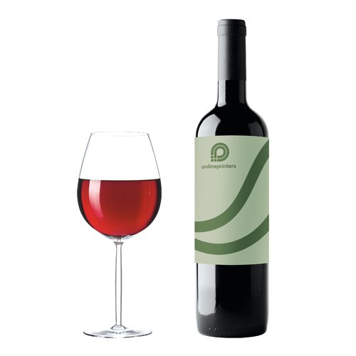 Eine Weinflasche mit grnem Etikett beklebt neben einem gefllten Rotweinglas
