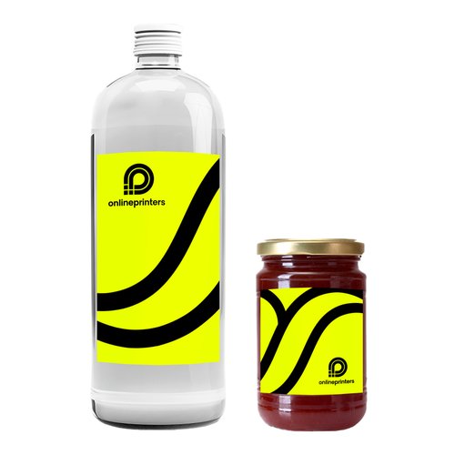 Eine Flasche und ein kleineres Glas jeweils mit einem neon-gelben Etikett beklebt