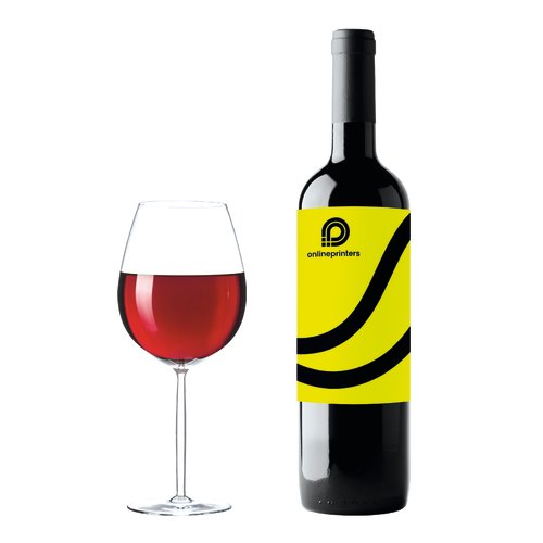 Eine Weinflasche mit neon-gelbem Etikett beklebt neben einem gefllten Rotweinglas
